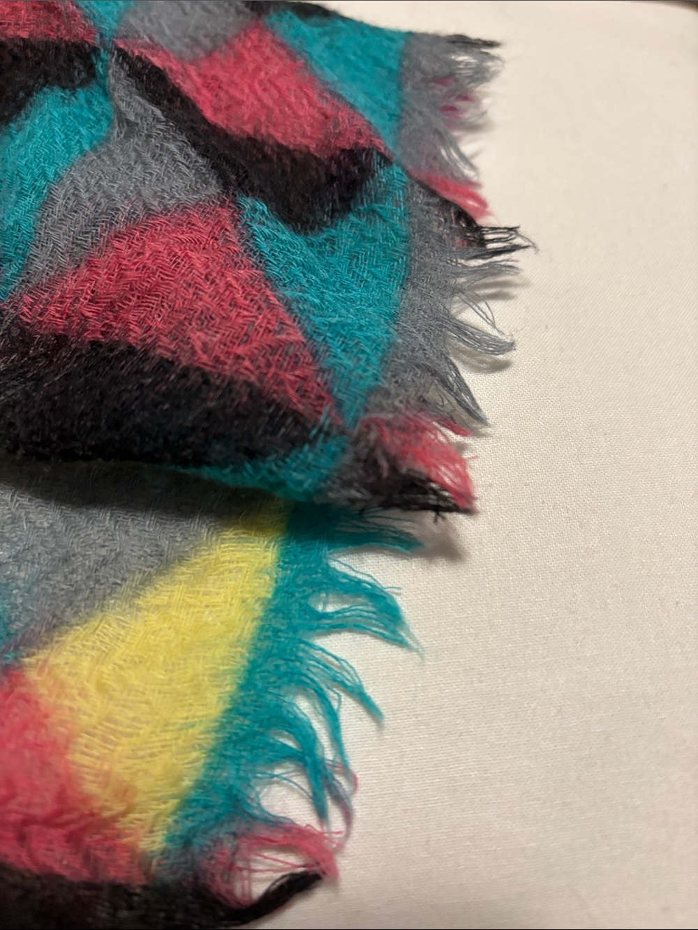 Geometric pattern Wool scarf - Picture 5 of 8